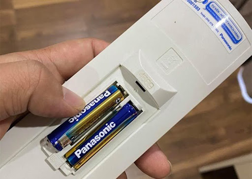 Pin yếu hoặc hết khiến điều khiển không lên màn hình