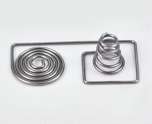 Dùng giấy nhám mịn chà nhẹ lên các đầu lò xo và điểm tiếp xúc kim loại