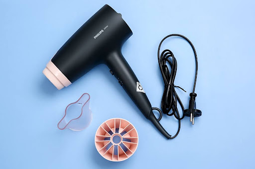 Dùng máy sấy tóc ở chế độ sấy mát để làm khô hệ thống bo mạch