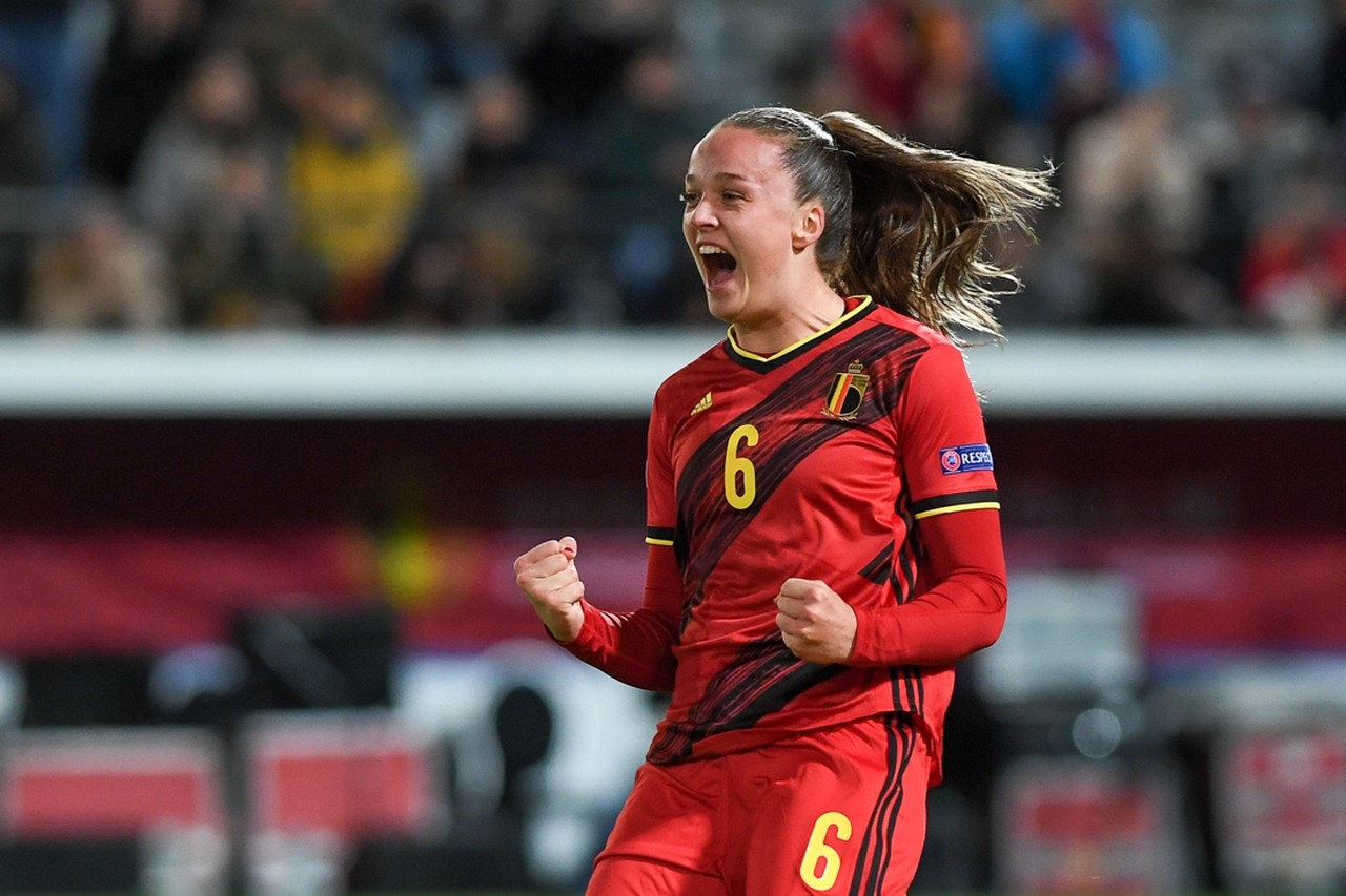 Maak kennis met Tine De Caigny, de Red Flame die vijf keer scoorde in één interland | Het Nieuwsblad Mobile